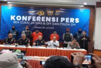 Kabid Humas Polda DIY Kombes Pol Ihsan saat merilis pengungkapan kasus penyelundupan sabu seberat 9,5 kg di Bandara YIA. Modus baru sindikat Malaysia–Indonesia ini berhasil digagalkan berkat sinergi dengan Bea Cukai Yogyakarta. | Dok Foto Ho/RadarBangsa