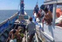 KLM Sepudi Indah GT.17 Bermuatan Beras Bantuan Pangan 27,940 Ton, Kandas Di Perairan Pulau Raas, Kecamatan Raas, Sumenep, Jawa Timur.
