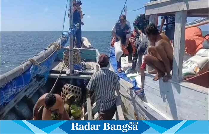 KLM Sepudi Indah GT.17 Bermuatan Beras Bantuan Pangan 27,940 Ton, Kandas Di Perairan Pulau Raas, Kecamatan Raas, Sumenep, Jawa Timur.