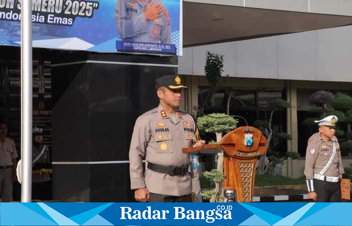 Kapolres Lamongan AKBP Agus Dwi Suryanto menyampaikan amanat saat memimpin Apel Gelar Pasukan Operasi Patuh Semeru 2025. |Foto Dok Ho/ RadarBangsa