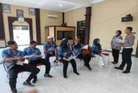 Petugas Satlantas Polres Lamongan memberikan penyuluhan tertib berlalu lintas kepada masyarakat dalam rangka Operasi Patuh Semeru 2025. | Foto Dok Ho/RadarBangsa