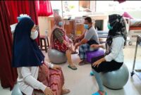 Petugas kesehatan RSUD H. Moh. Ruslan Kota Mataram mendampingi pasien saat menjalani terapi birthing ball dan pijat oksitosin dalam program PRETHI PINTAR. | Foto Dok Ho/ RadarBangsa