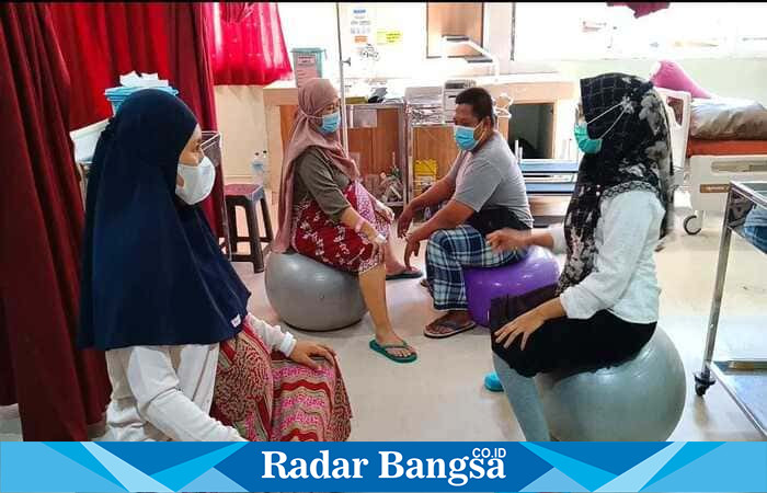 Petugas kesehatan RSUD H. Moh. Ruslan Kota Mataram mendampingi pasien saat menjalani terapi birthing ball dan pijat oksitosin dalam program PRETHI PINTAR. | Foto Dok Ho/ RadarBangsa