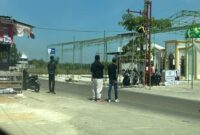 Pekerja tengah membongkar papan nama koperasi desa di Kopdes Pucangan Montong Tuban. | Foto Dok Ho/RadarBangsa 