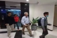 Tim penyidik Komisi Pemberantasan Korupsi (KPK) memasuki Gedung Pemerintah Kabupaten Lamongan, Senin (7/7/2025). (IST)