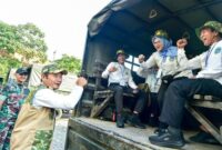 Bupati Lamongan Yuhronur Efendi menyapa penuh semangat para peserta retret sebelum berangkat menuju Madivif 2 Kostrad, Jumat (18/7/2025). | Foto Dok Ho/RadarBangsa