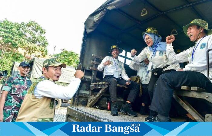 Bupati Lamongan Yuhronur Efendi menyapa penuh semangat para peserta retret sebelum berangkat menuju Madivif 2 Kostrad, Jumat (18/7/2025). | Foto Dok Ho/RadarBangsa