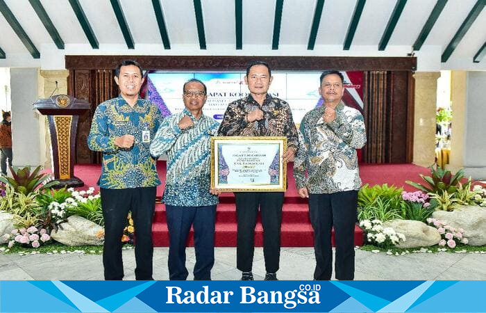 Bupati Lamongan Yuhronur Efendi menerima penghargaan sebagai peringkat II nasional dalam manajemen kenaikan pangkat ASN dari Kepala BKN Zudan Arif Fakrulloh, pada Rapat Koordinasi Evaluasi CASN dan Manajemen Talenta di Pendopo Agung Kabupaten Malang, Kamis (24/7/2025).  (Foto Dok Ho/RadarBangsa