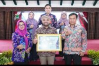 Wakil Wali Kota Batu Heli Suyanto bersama Sekda Zadiem Affisiensi dan Kepala BKPSDM Santi Restuningsasi saat menghadiri penyerahan penghargaan BKN Award di Pendopo Agung Kabupaten Malang. (foto: dok ho/RadarBangsa.co.id)