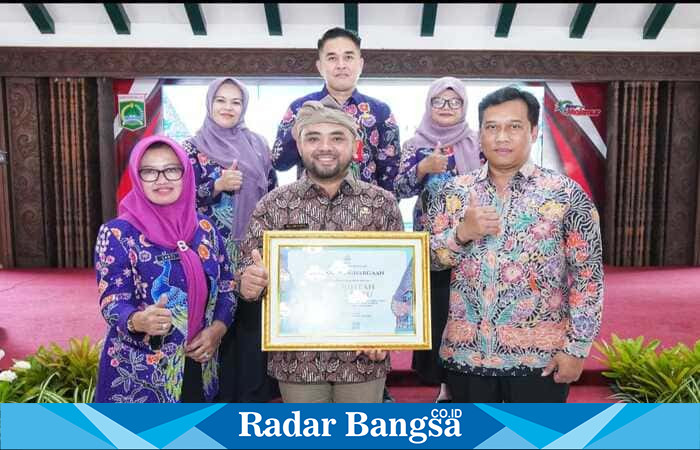 Wakil Wali Kota Batu Heli Suyanto bersama Sekda Zadiem Affisiensi dan Kepala BKPSDM Santi Restuningsasi saat menghadiri penyerahan penghargaan BKN Award di Pendopo Agung Kabupaten Malang. (foto: dok ho/RadarBangsa.co.id)