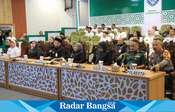 Wali Kota Probolinggo dr. H. Aminuddin bersama jajaran mengikuti peluncuran logo dan tema HUT ke-80 RI secara virtual dari Command Center Kantor Wali Kota, Rabu (23/7). (Foto Dok Ho/RadarBangsa)