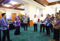 Gubernur Jawa Timur Khofifah Indar Parawansa didampingi Wakil Gubernur Emil Elestianto Dardak berbincang santai dengan jajaran Forkopimda dan perwakilan instansi dalam rapat koordinasi penyusunan regulasi penggunaan sound horeg di Gedung Negara Grahadi, Surabaya, Kamis (24/7/2025) malam | Foto Dok Ho/RadarBangsa 