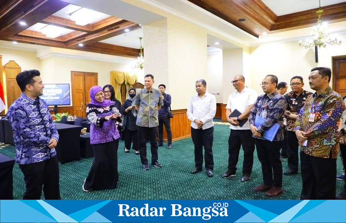 Gubernur Jawa Timur Khofifah Indar Parawansa didampingi Wakil Gubernur Emil Elestianto Dardak berbincang santai dengan jajaran Forkopimda dan perwakilan instansi dalam rapat koordinasi penyusunan regulasi penggunaan sound horeg di Gedung Negara Grahadi, Surabaya, Kamis (24/7/2025) malam | Foto Dok Ho/RadarBangsa 