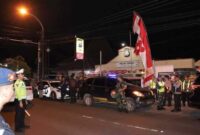 Kapolres Lamongan AKBP Agus Dwi Suryanto memantau langsung jalannya pengamanan pengesahan warga baru PSHT 2025 di depan Mako Polsek Tikung. | Dok Foto Ho/RadarBangsa