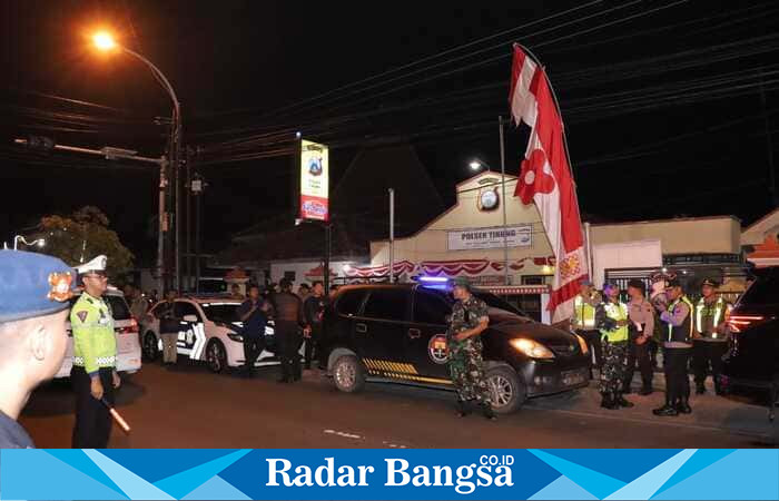 Kapolres Lamongan AKBP Agus Dwi Suryanto memantau langsung jalannya pengamanan pengesahan warga baru PSHT 2025 di depan Mako Polsek Tikung. | Dok Foto Ho/RadarBangsa