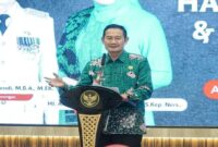Bupati Lamongan Yuhronur Efendi mewisuda peserta Sekolah Orang Tua Hebat (SOTH) angkatan ke-V dalam peringatan Hari Keluarga Nasional ke-32 di Aula Gadjah Mada, Kamis (31/7/2025). (IST)