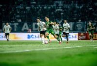 Bruno Moreira merayakan gol tunggalnya ke gawang PSS Sleman dalam laga uji coba di Stadion Gelora Bung Tomo, Sabtu malam (19/7/2025). Gol tersebut menjadi penentu kemenangan 1-0 bagi Persebaya Surabaya di hadapan ribuan Bonek yang memadati tribun. (Foto: Dok. Persebaya)