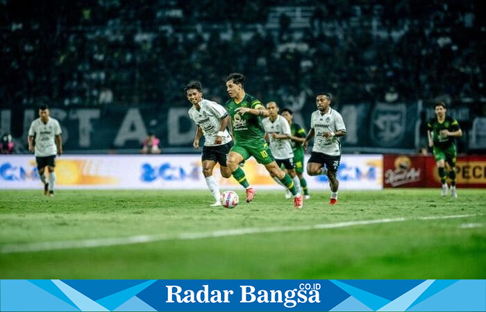 Bruno Moreira merayakan gol tunggalnya ke gawang PSS Sleman dalam laga uji coba di Stadion Gelora Bung Tomo, Sabtu malam (19/7/2025). Gol tersebut menjadi penentu kemenangan 1-0 bagi Persebaya Surabaya di hadapan ribuan Bonek yang memadati tribun. (Foto: Dok. Persebaya)