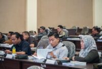 Suasana Rapat Paripurna DPRD Kabupaten Lamongan, Kamis (3/7/2025), saat penyampaian nota keuangan Raperda Perubahan APBD Tahun Anggaran 2025 oleh Bupati Lamongan. Para anggota dewan tampak mencermati dokumen anggaran dan mengikuti jalannya rapat dengan seksama. | Dok Foto Ho/RadarBangsa