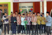 Direktur Perekonomian Pesantren Sunan Drajat, Gus Anas Alhifni (kemeja hijau muda), bersama Kepala Desa Rengel, Mundir (batik merah putih), secara simbolis menggunting pita sebagai tanda peresmian Koperasi Desa Merah Putih di Desa Rengel, Kecamatan Rengel, Kabupaten Tuban, Kamis (24/7/2025). Acara turut dihadiri Muspika, tokoh masyarakat, serta tim pendamping dari PESSANDRA. (Dok Foto Ho/RadarBangsa)
