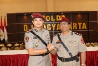 AKBP Prof. Dr. Saprodin, S.H., M.H. (kanan) resmi menggantikan Kombes Pol Dr. Wirdhanto Hadicaksono, S.H., S.I.K., M.Si. (kiri) sebagai Direktur Reserse Kriminal Khusus Polda DIY dalam upacara serah terima jabatan di Gedung Anton Soedjarwo, Mapolda DIY, Senin (14/7/2025). | Dok Foto Ho/RadarBangsa