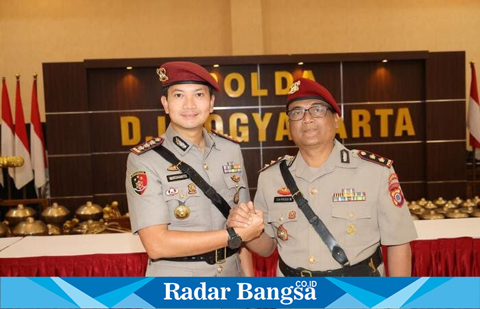 AKBP Prof. Dr. Saprodin, S.H., M.H. (kanan) resmi menggantikan Kombes Pol Dr. Wirdhanto Hadicaksono, S.H., S.I.K., M.Si. (kiri) sebagai Direktur Reserse Kriminal Khusus Polda DIY dalam upacara serah terima jabatan di Gedung Anton Soedjarwo, Mapolda DIY, Senin (14/7/2025). | Dok Foto Ho/RadarBangsa