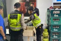Petugas Kepolisian Polda DIY menunjukkan barang bukti miras ilegal yang disita selama Operasi Miras Tahap II dalam sepekan pelaksanaan KRYD. 