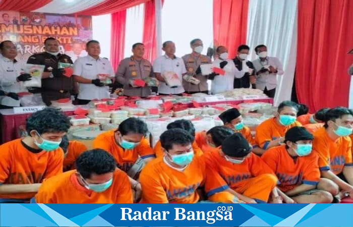 Ribuan ditangkap, ratusan kilo narkoba disita.
Polda Jatim perketat perang melawan narkotika. | Dok Foto Ho/RadarBangsa
