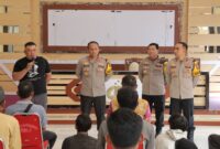 Kapolres Lamongan AKBP Agus Dwi Suryanto, S.I.K., M.H. bersama jajaran memberikan pembinaan kepada sejumlah pemuda yang terlibat aksi konvoi di Gedung SKJ Mapolres Lamongan, Jumat (18/7/2025). Kegiatan ini turut dihadiri Wakapolres, para pejabat utama, serta Ketua Cabang IKSPI Kera Sakti Lamongan. | Foto Dok Ho/RadarBangsa