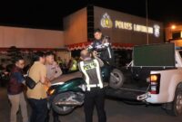 Anggota Polres Lamongan saat mengamankan sepeda motor berknalpot brong dalam operasi KRYD jelang pengesahan warga baru PSHT, Sabtu malam (5/7). | Dok Foto Ho/RadarBangsa