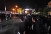 Kasat Binmas Polres Lamongan, AKP Turkan, saat memberikan himbauan kepada seluruh personel pengamanan agar mengedepankan pendekatan humanis dan tetap bersikap profesional selama pelaksanaan pengesahan warga baru PSHT Cabang Lamongan di wilayah hukum Polsek Tikung, Selasa malam (8/7/2025). | Dok Foto Ho/RadarBangsa