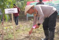 Kapolres Lamongan AKBP Agus Dwi Suryanto, S.I.K., M.H. melakukan penanaman jagung secara simbolis di lahan pertanian milik Polsek Lamongan Kota, Rabu (9/7/2025), | Foto Dok Ho/RadarBangsa