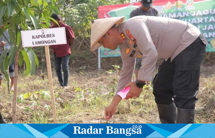 Kapolres Lamongan AKBP Agus Dwi Suryanto, S.I.K., M.H. melakukan penanaman jagung secara simbolis di lahan pertanian milik Polsek Lamongan Kota, Rabu (9/7/2025), | Foto Dok Ho/RadarBangsa