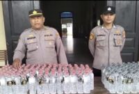 Petugas Polsek Babat mengamankan ratusan botol Arak Bali dari rumah warga di Desa Moropelang dalam Operasi Aman Suro, Minggu (6/7/2025). | Dok Foto Ho/ RadarBangsa