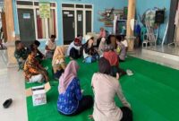 Kanit Binmas Polsek Tikung Aipda M. Irawan bersama Tim Ruqyah Aswaja (KBRA) PC Lamongan saat memimpin layanan ruqyah gratis di Balai Desa Bakalanpule, Kamis (10/7/2025). | Foto Dok Ho/RadarBangsa