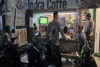 Polsek Tikung mengawal jalannya nobar semifinal AFF U-23 antara Indonesia vs Vietnam di Warkop Indra Café, Desa Dukuhagung, Selasa (29/7) malam. (Foto Dok Ho /RadarBangsa)