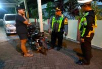 Kapolsek Tikung menindak pengendara motor yang menggunakan knalpot brong saat razia Cipkon di jalur poros Lamongan–Tikung, Sabtu malam (5/7/2025). | Dok Foto HO/ RadarBangsa