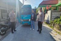Petugas Polsek Tikung memeriksa kendaraan dan barang bawaan peserta IKSPI sebelum diberangkatkan ke Madiun. Pemeriksaan dilakukan untuk memastikan keamanan dan ketertiban selama perjalanan. (Foto Dok Ho/RadarBangsa)