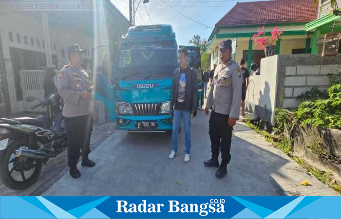 Petugas Polsek Tikung memeriksa kendaraan dan barang bawaan peserta IKSPI sebelum diberangkatkan ke Madiun. Pemeriksaan dilakukan untuk memastikan keamanan dan ketertiban selama perjalanan. (Foto Dok Ho/RadarBangsa)