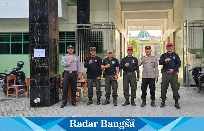 Personel Polsek Tikung bersama tim pengamanan Panji Bangsa bersiaga di Pos Keamanan kegiatan DIKBAR DKC Panji Bangsa Kabupaten Lamongan yang berlangsung di Yayasan PP Ulul Albab, Desa Bakalanpule, Kecamatan Tikung, Sabtu-Minggu (19–20 Juli 2025). | Foto Dok Ho/RadarBangsa