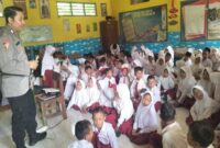 Bhabinkamtibmas Polsek Tikung Brigadir M. Syafiudin saat memberikan sosialisasi bahaya bullying, rokok, dan game online kepada siswa-siswi SDN 3 Balongwangi, Senin (28/7/2025). (Foto Dok Ho/RadarBangsa)