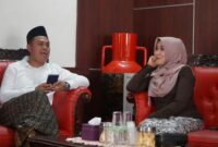 Wali Kota Blitar, Syauqul Muhibbin, berbincang santai bersama anggota DPD RI Lia Istifhama usai membahas program Kencan SAE di ruang tamu Balai Kota Blitar, Rabu (23/7/2025). (Foto Dok Ho/RadarBangsa)