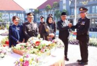 Kapolres Batu AKBP Andi Yudha Pranata beserta istri, Wali Kota Batu Nurochman beserta istri, serta sejumlah pejabat Polda Jatim turut hadir dalam puncak peringatan HUT Bhayangkara ke-79 Tahun 2025 di Balai Kota Among Tani, Kota Batu. |Dok Foto Ho/RadarBangsa