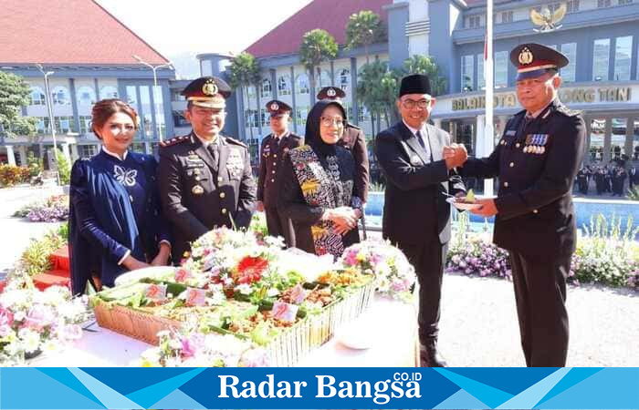 Kapolres Batu AKBP Andi Yudha Pranata beserta istri, Wali Kota Batu Nurochman beserta istri, serta sejumlah pejabat Polda Jatim turut hadir dalam puncak peringatan HUT Bhayangkara ke-79 Tahun 2025 di Balai Kota Among Tani, Kota Batu. |Dok Foto Ho/RadarBangsa