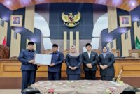 Bupati Pasuruan Rusdi Sutejo menyerahkan dokumen Raperda Perubahan APBD 2025 kepada Ketua DPRD Samsul Hidayat dalam rapat paripurna di Gedung DPRD Kabupaten Pasuruan, Senin (30/7). (IST)