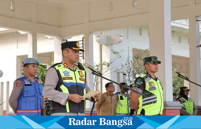 Kapolres Lamongan AKBP Agus Dwi Suryanto bersama Dandim 0812 Letkol Arm Ketut Wira Purbawan memimpin apel pengamanan pengesahan warga baru PSHT di Alun-Alun Lamongan, Senin (7/7/2025). | Dok Foto Ho/RadarBangsa