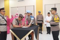 Kapolres Batu AKBP Andi Yudha Pranata memimpin upacara serah terima jabatan Kapolsek Batu dan Kapolsek Bumiaji di Rupatama Polres Batu, Senin (14/7/2025). (ist)