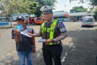 Sosialisasi tertib lalu lintas: Petugas Satlantas Polres Batu edukasi sopir angkot sambil membagikan stiker keselamatan | Foto Dok Ho/RadarBangsa