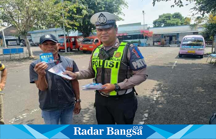 Sosialisasi tertib lalu lintas: Petugas Satlantas Polres Batu edukasi sopir angkot sambil membagikan stiker keselamatan | Foto Dok Ho/RadarBangsa