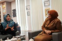 Anggota DPD RI asal Jawa Timur, Lia Istifhama (kiri), berdiskusi dengan Kepala BKD Jatim, Indah Wahyuni (kanan), membahas strategi peningkatan kualitas ASN dan penguatan manajemen PPPK di lingkungan Pemprov Jatim, Kamis (24/7/2025). | Foto Dok Pribadi/Ho RadarBangsa